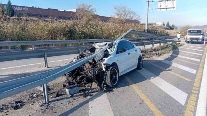 Bilecik’te kontrolden çıkan otomobil bariyerlere çarptı; 6 kişi yaralandı