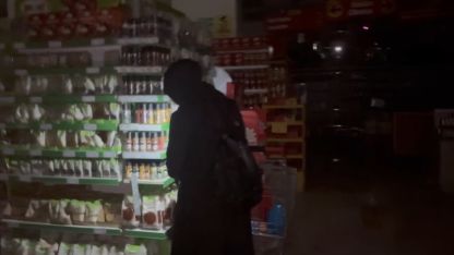 Erzincan’da vatandaşlar marketlerde cep telefonu ışığıyla alışveriş yaptı