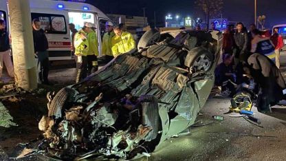 Bolu’da önce refüje ardından elektrik direğine çarpan otomobil tepetaklak oldu: 1 yaralı