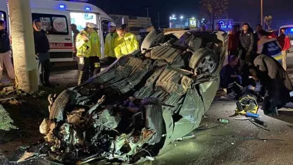 Bolu’da önce refüje ardından elektrik direğine çarpan otomobil tepetaklak oldu: 1 yaralı
