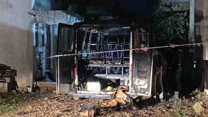 Antalya’da park halindeki minibüs alev alev yandı