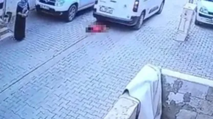 Şanlıurfa’da kargo aracının çarptığı 2 yaşındaki çocuk hayatını kaybetti... Feci kaza kamerada