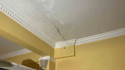 Kocaeli’de bir binanın kolonları çatladı: Aileler korkuyla evi tahliye etti