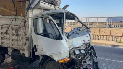 Kamyona çarpan karton yüklü kamyonetin 70 yaşındaki sürücü yaralandı