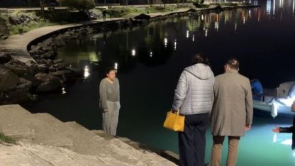 Denize atlamak isteyen genç kızı anne ve babası ikna etti