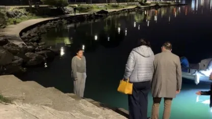 Denize atlamak isteyen genç kızı anne ve babası ikna etti