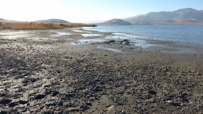 Erçek Gölü’nde su çekilince mikrobiyalitler ortaya çıktı