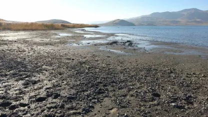 Erçek Gölü’nde su çekilince mikrobiyalitler ortaya çıktı