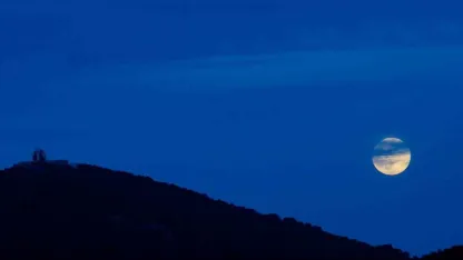 Spil Dağı’nın eşsiz manzarası "Kunduz Süper Ay" ile aydınlandı