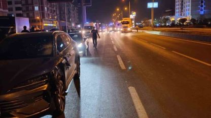 Yolun karşısına geçmeye çalışan 2 kadına otomobil çarptı: 1 ölü, 1 ağır yaralı