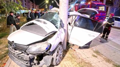 Otomobil direğe saplandı: 2 ağır yaralı
