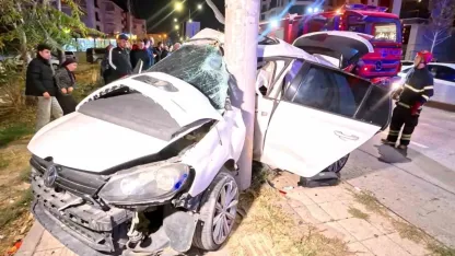 Otomobil direğe saplandı: 2 ağır yaralı
