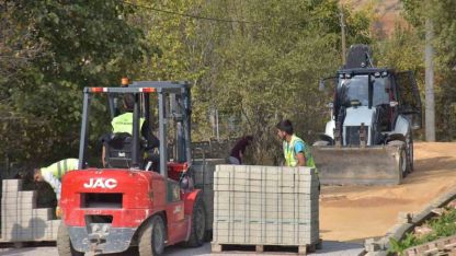 Pelitözü’nde cadde ve sokaklar kilit parke çalışmalarıyla güzelleşiyor