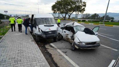 Balıkesir’de işçi servisi ile otomobil çarpıştı: 1 ölü, 4 yaralı