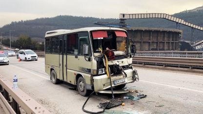 Yolcu minibüsü tır dorsesine çarptı