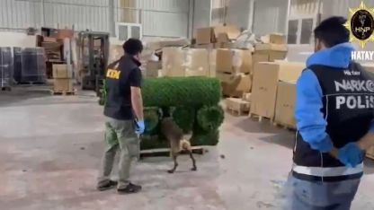 Binlerce uyuşturucu hapı yapay çimin içerisine sakladılar