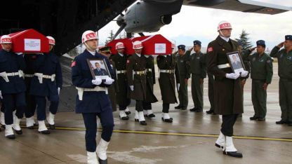 Şehit babasını oyuncağına sarılarak bekledi