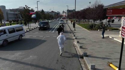 Hızlı giden motosikleti kazalara dikkat çekmek için kovaladılar