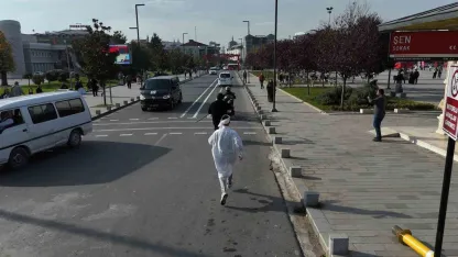 Hızlı giden motosikleti kazalara dikkat çekmek için kovaladılar