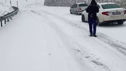 Yoğun kar yağışı, Palandöken geçidinde sürücülere zor anlar yaşattı