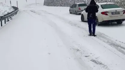 Yoğun kar yağışı, Palandöken geçidinde sürücülere zor anlar yaşattı