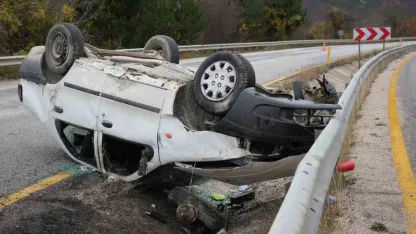 Takla atan otomobil alev aldı: 2 yaralı