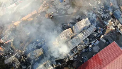 İzmir’deki yangında 5 konteyner ve 2 araç kül oldu