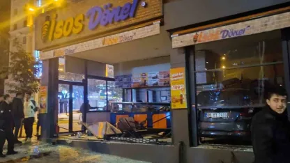 kontrolden çıkan otomobil, yeni açılan dönerciye daldı