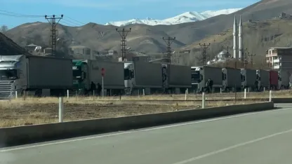 Esendere’de tır kuyruğu 2 kilometreyi buldu