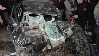 Tırın dorsesine çarpan otomobil hurda yığınına döndü: Sıkışan sürücü güçlükle kurtarıldı