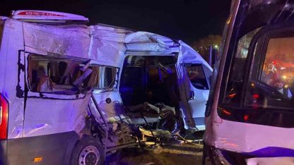 Kemalpaşa’da işçi servisleri çarpıştı: 15 yaralı