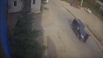 Yolun karşısına geçmek isteyen yaşlı adama aracın çarpma anı kamerada