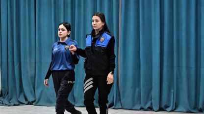 Hakkari polisinden kadın şiddetine karşı tiyatro ve sergi