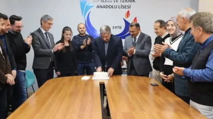 Emekliye ayrılan müdüre veda programı