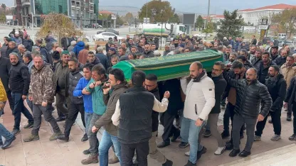 Erzincan’da silahla vurularak hayatını kaybeden baba ve oğul son yolculuklarına uğurlandı