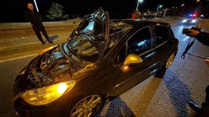 Arkadaşlarının halı saha futbol maçını izlemeye giden gence otomobil çarptı