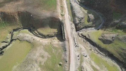 Su seviyesi düşen Gökçe Barajı’nda tarihi yolun kalıntıları gün yüzüne çıktı