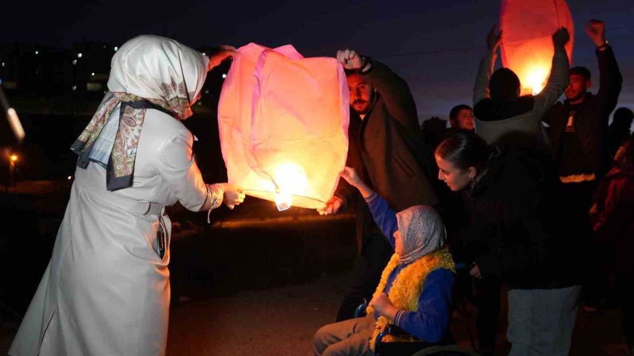 Adil bir dünya için dilek fenerlerini gökyüzüne bıraktı