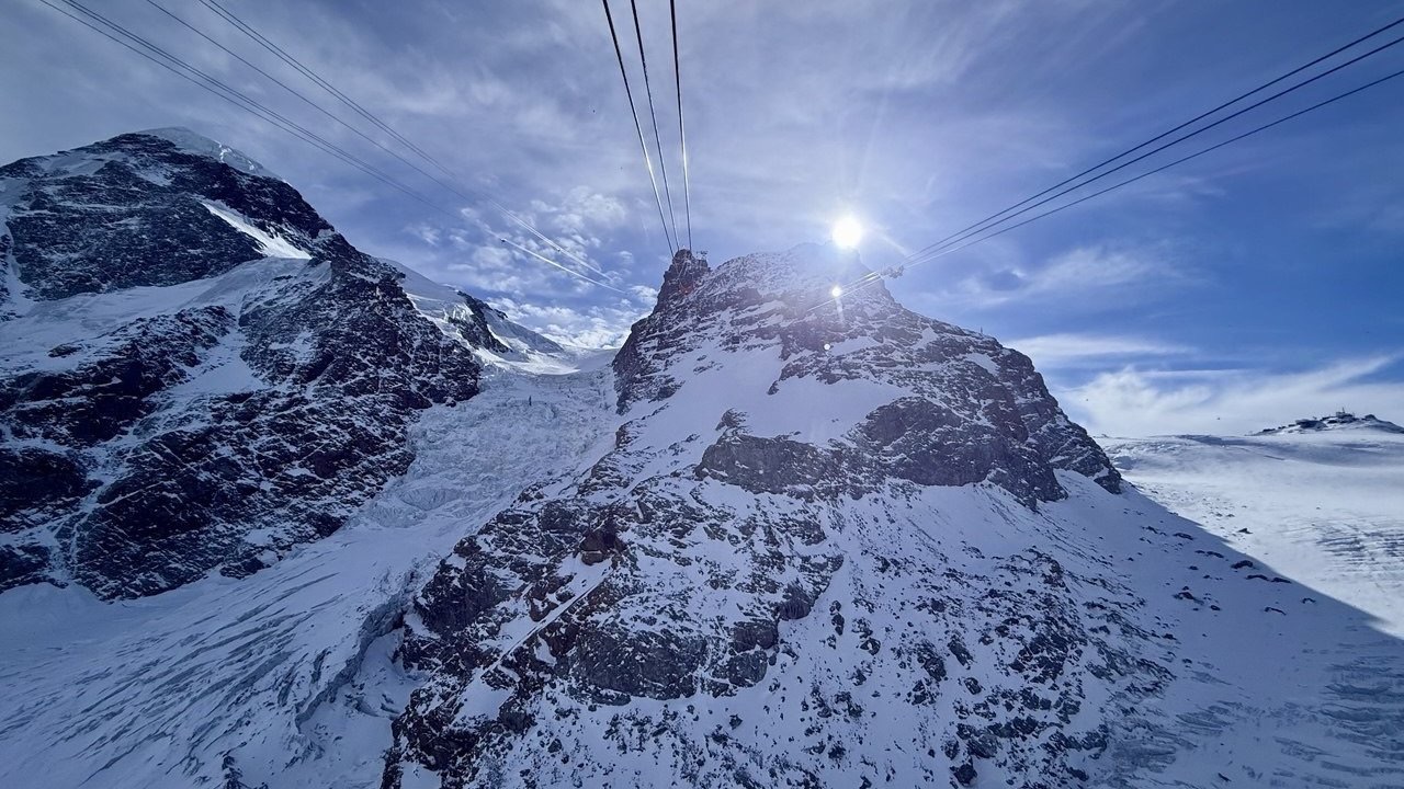 Alp Dağları’nın zirvesinde masal gibi görüntüler