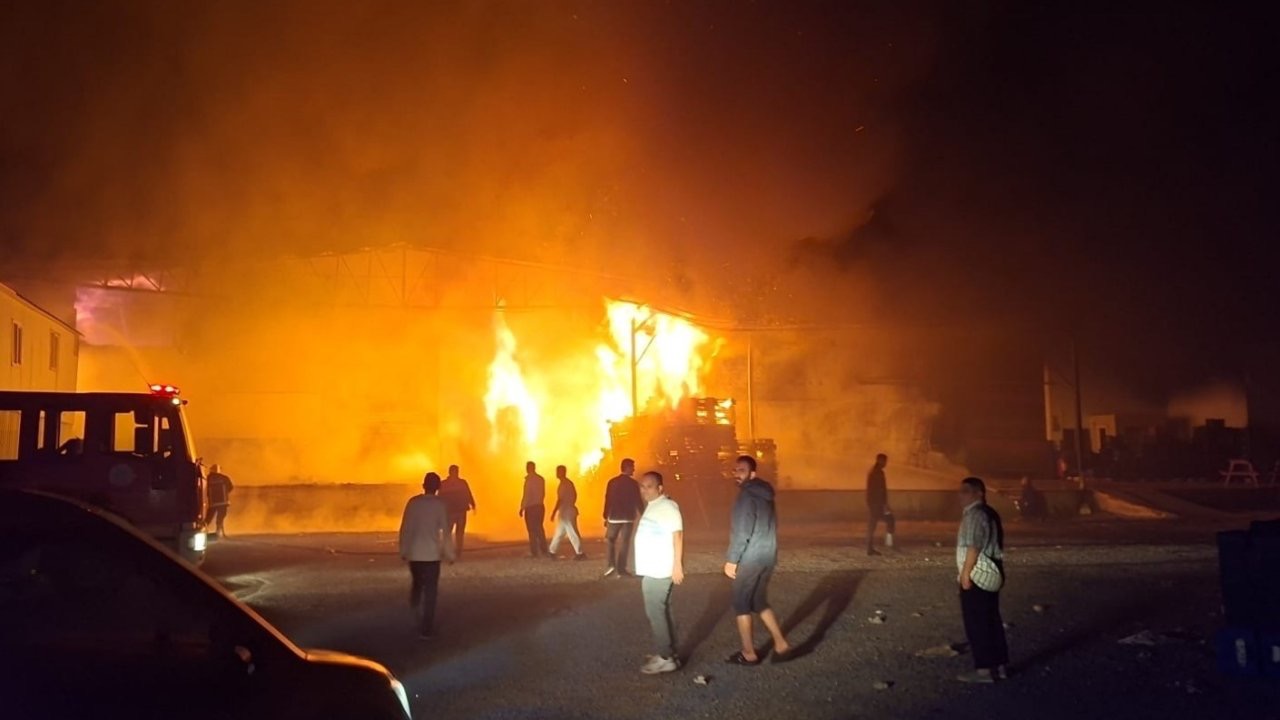 Antalya’da paketleme fabrikası alev alev yandı