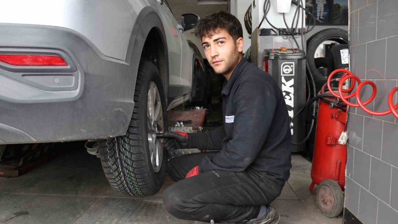 Araç sahiplerine uyarı geldi: &quot;Yazlık lastikler, 7 derecenin altında tehlike oluşturuyor&quot;
