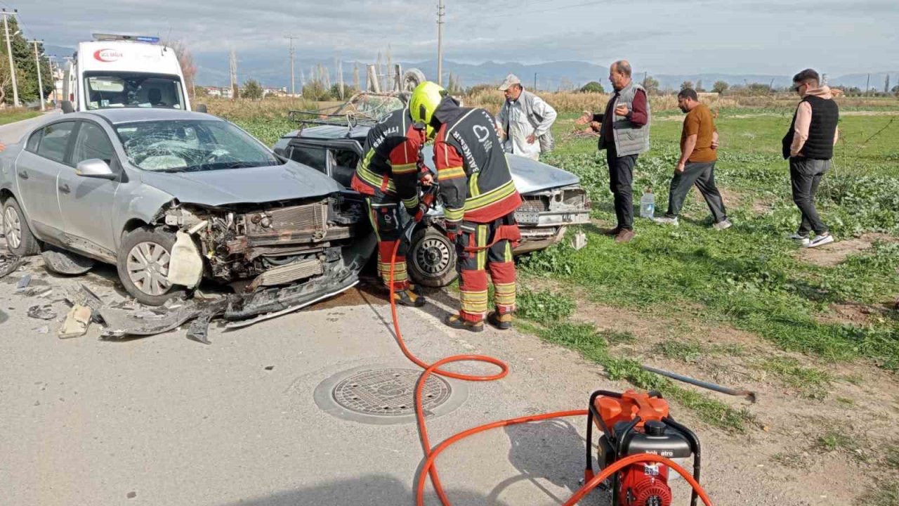 Balıkesir’de iki otomobil kafa kafaya çarpıştı: 3 yaralı