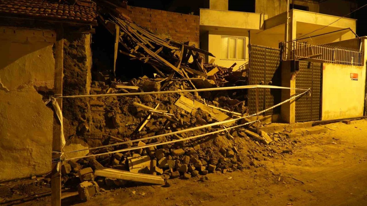 Balıkesir’de metruk bina çöktü