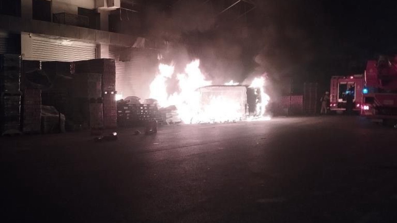 Başakşehir’de dükkanı önündeki paletlerde çıkan minibüse sıçradı