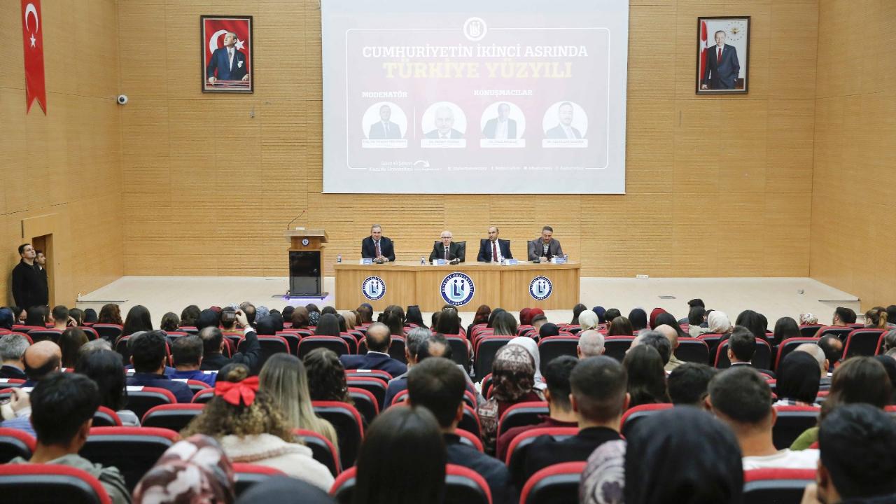 Bayburt Üniversitesi&#039;nde &quot;Türkiye Yüzyılı&quot; zirvesi