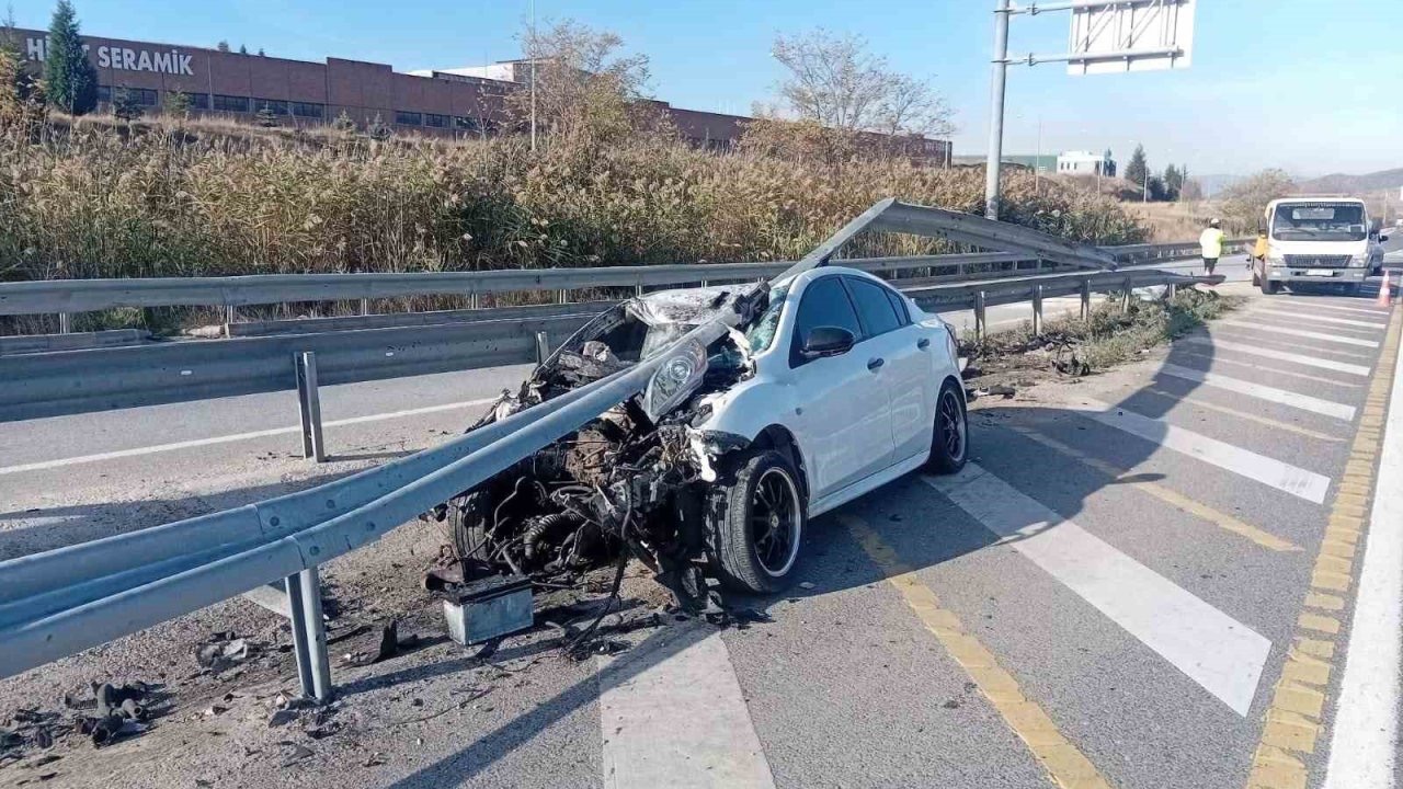 Bilecik’te kontrolden çıkan otomobil bariyerlere çarptı; 6 kişi yaralandı