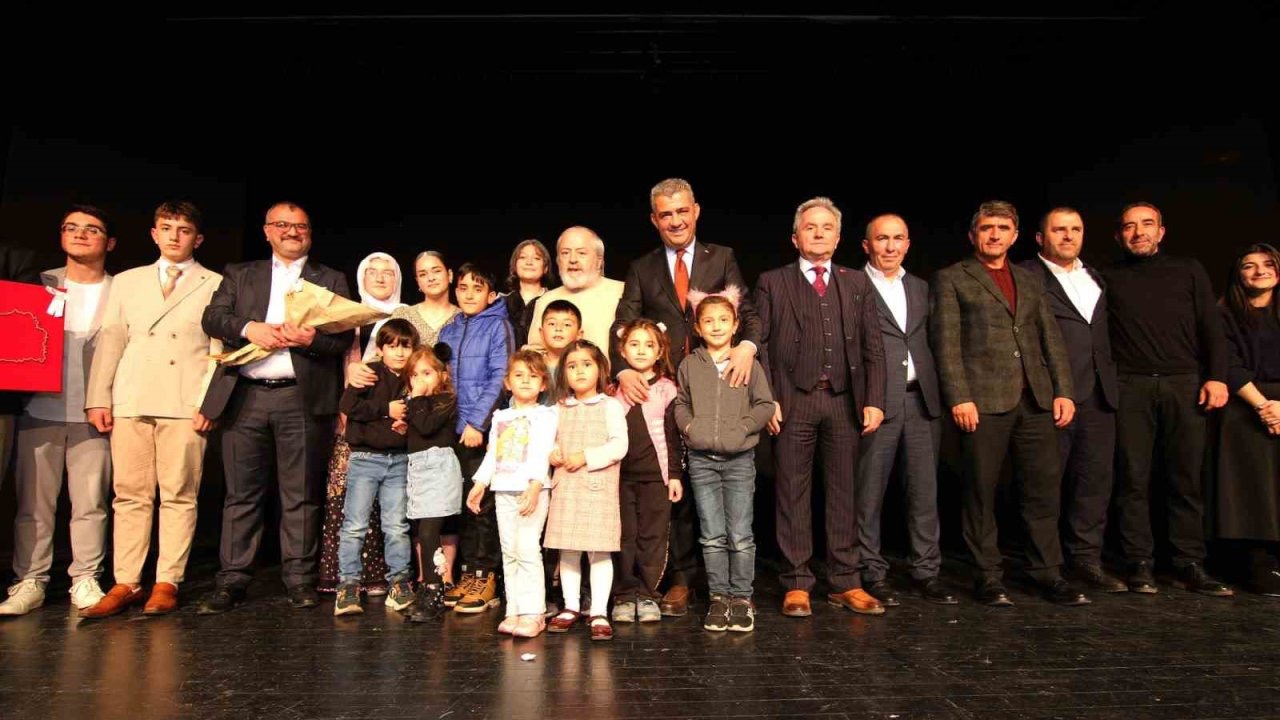 &quot;Bir Gün Değil Bir Gül’dür Öğretmen&quot;  ayakta alkışlandı