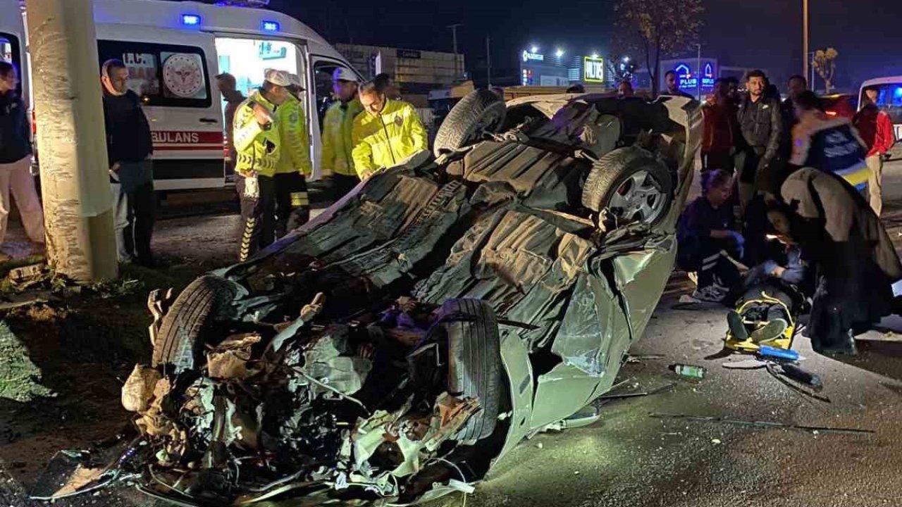 Bolu’da önce refüje ardından elektrik direğine çarpan otomobil tepetaklak oldu: 1 yaralı