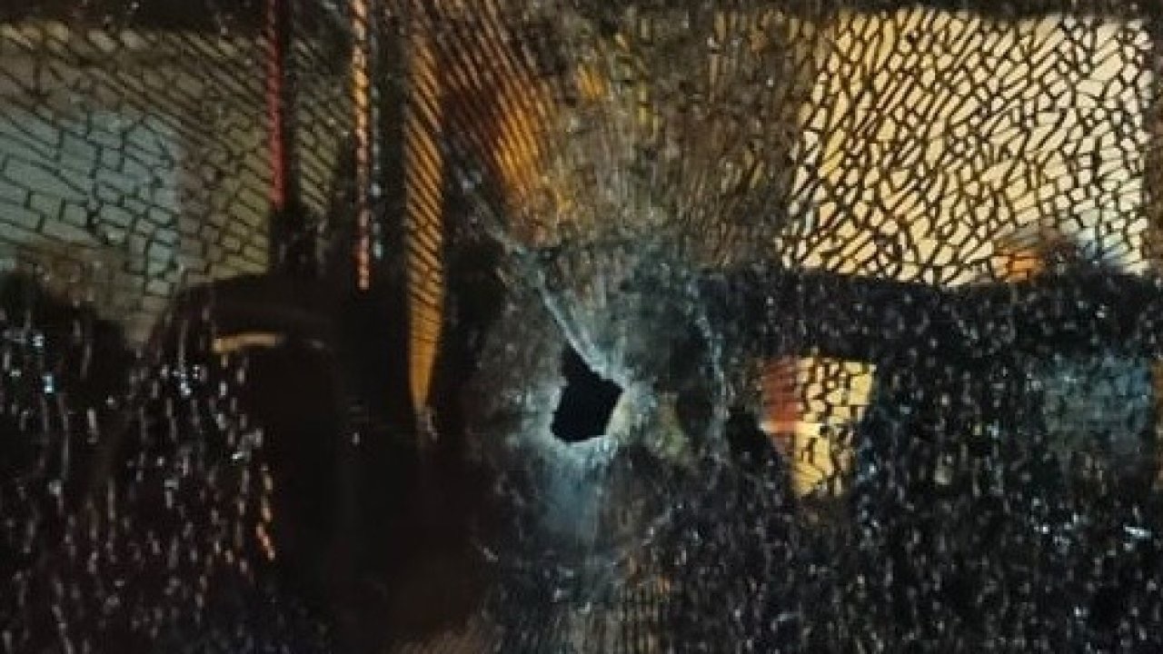 Çok sayıda yolcunun bulunduğu otobüse silahlı saldırı anı kamerada