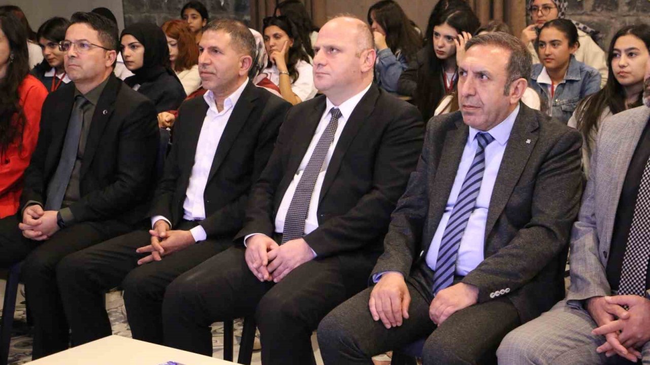 Diyarbakır’da &quot;Maziden Atiye&quot; programı düzenlendi